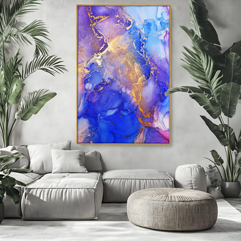 Tablou canvas cu pictura abstracta cu efect de marmura, in rama de aluminiu auriu, pe perete intr-un living